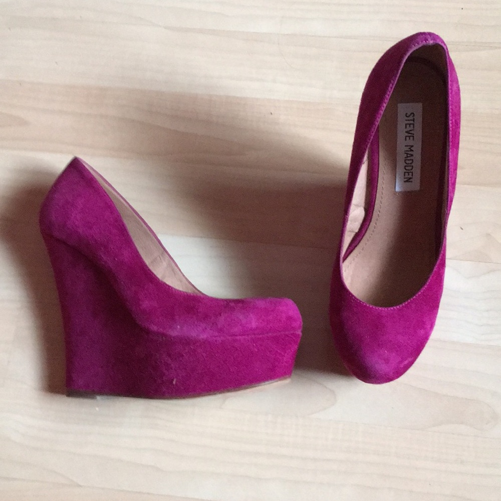 Steve Madden magenta velvet wedges